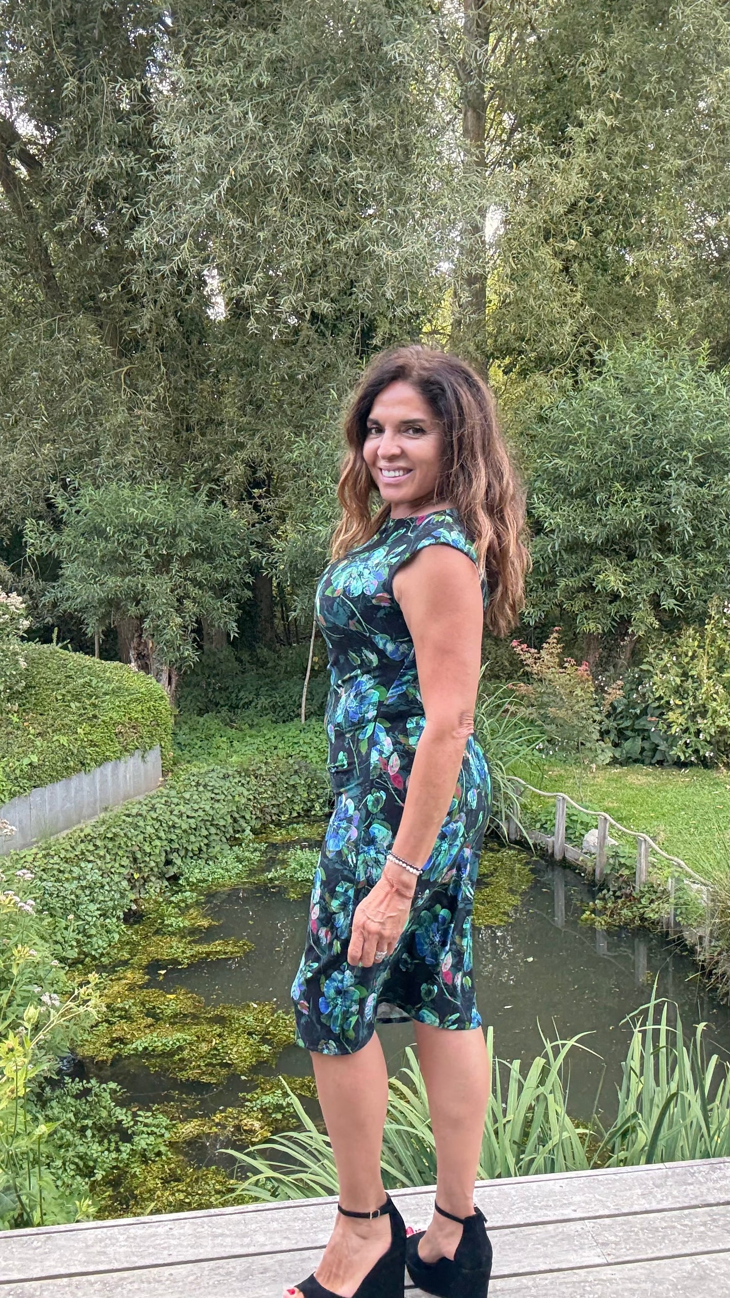 GG126 Zwarte Stretch Jurk met Groene Bloemenprint en Zijplooien
