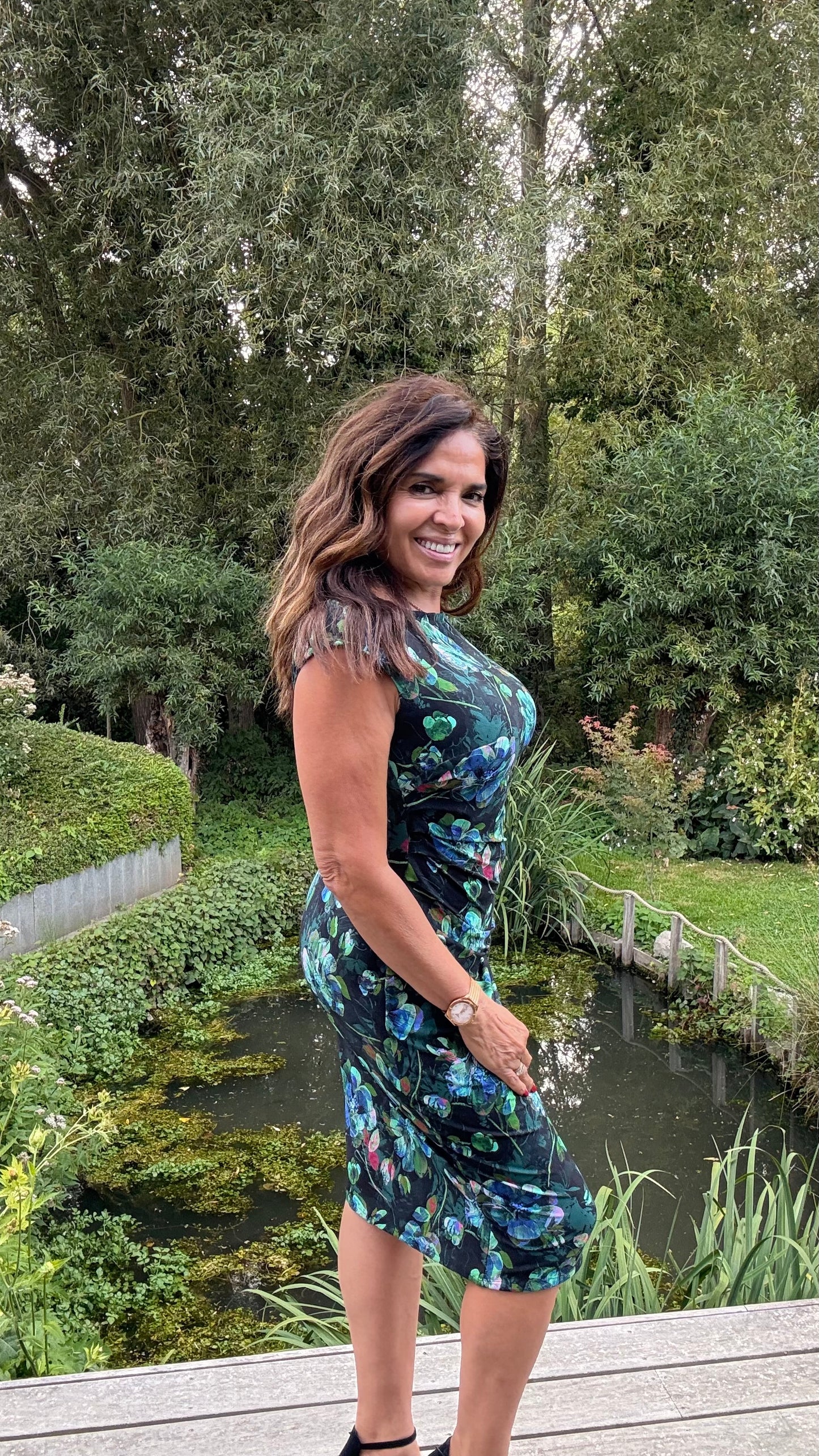 GG126 Zwarte Stretch Jurk met Groene Bloemenprint en Zijplooien