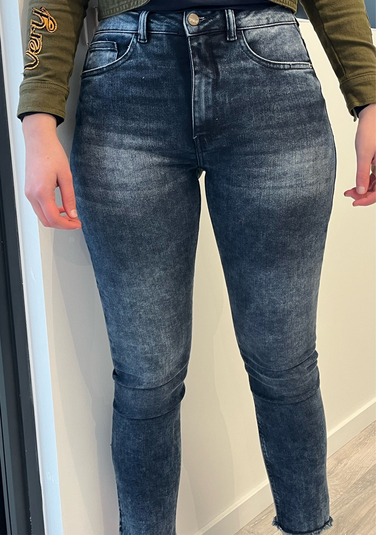 GG019: Dark Blue Raw Hem Skinny Stretch Jeans