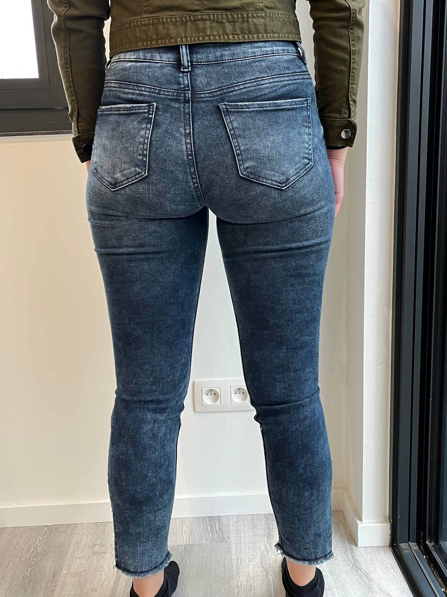 GG019: Dark Blue Raw Hem Skinny Stretch Jeans