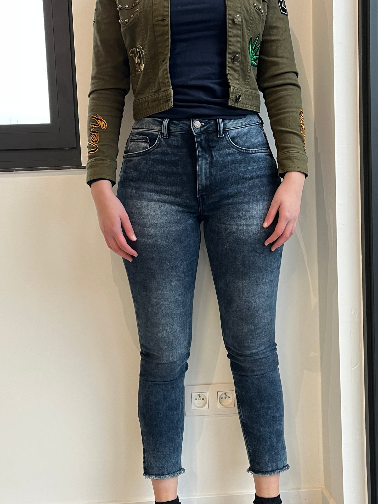 GG019: Dark Blue Raw Hem Skinny Stretch Jeans