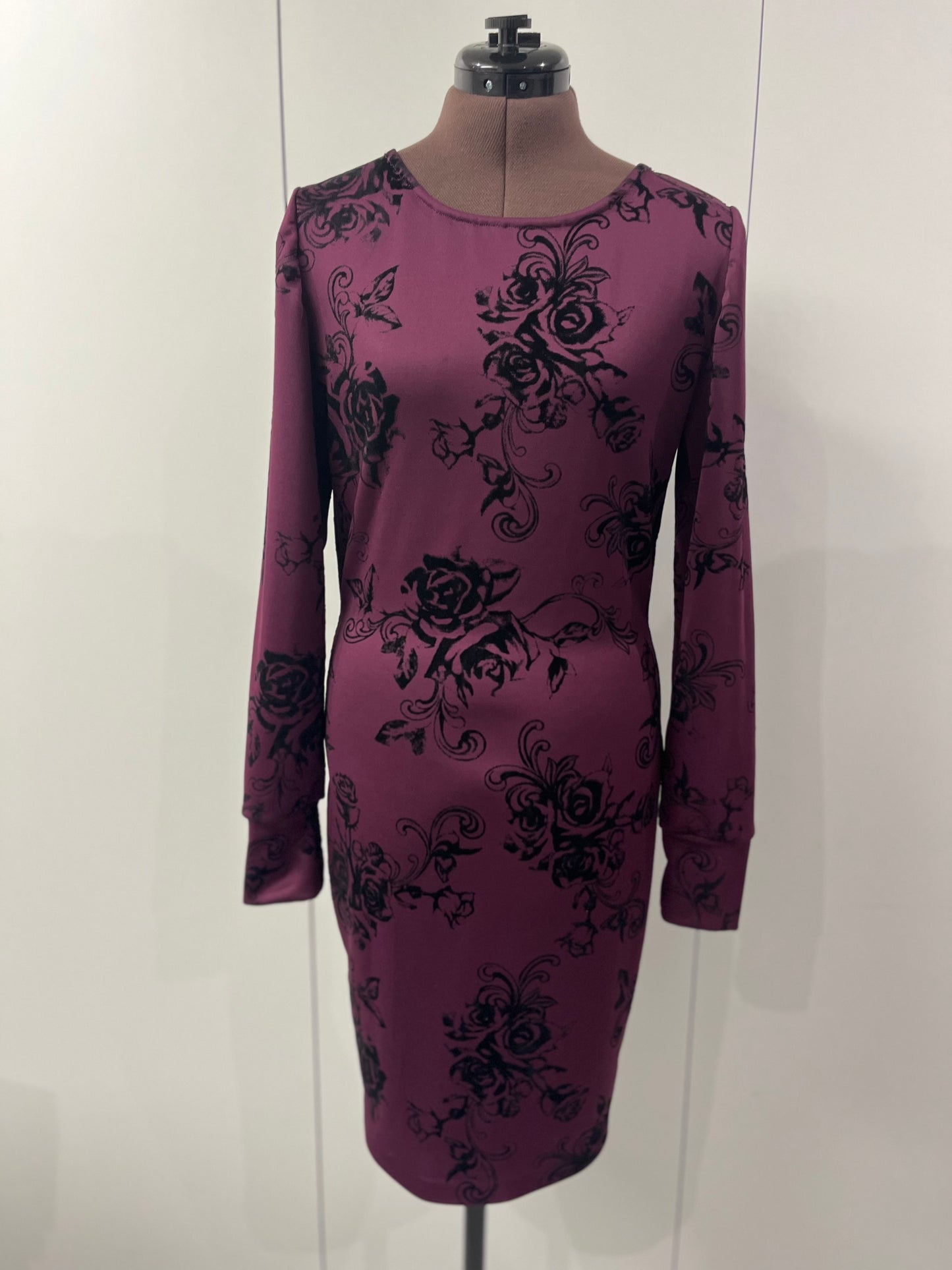 GG085 Grape-colored dress, made of stretch jersey, with black velvet print