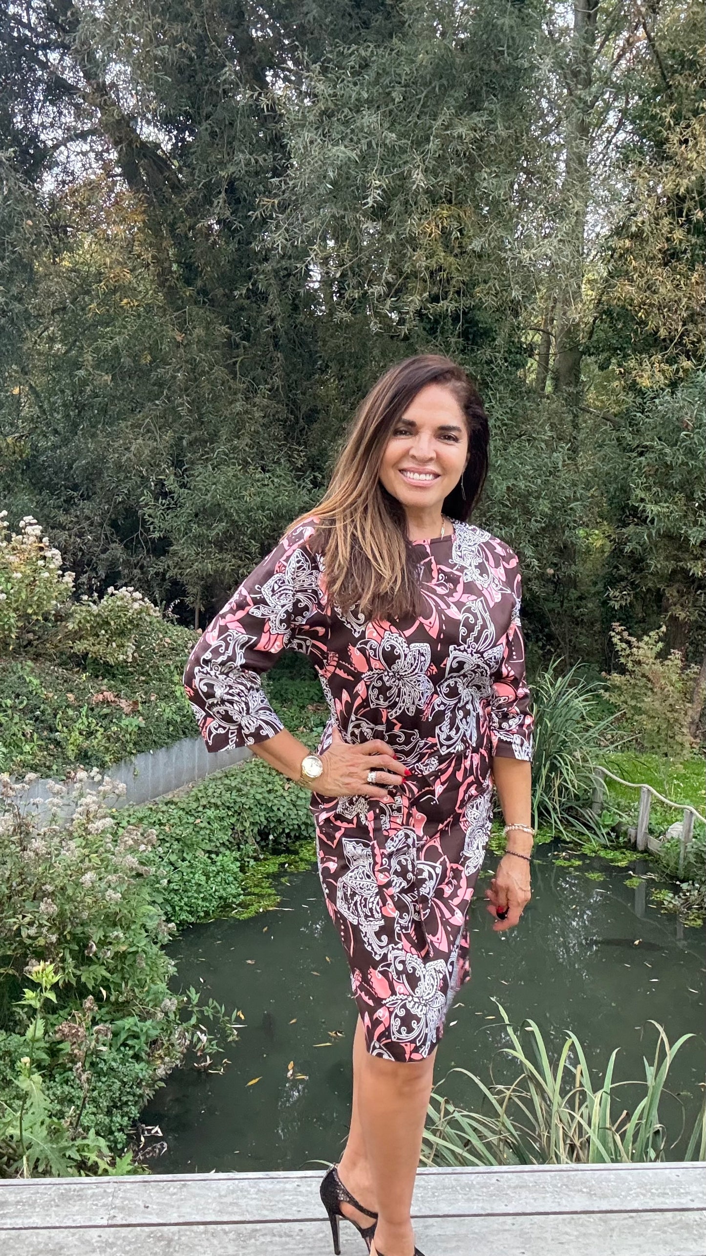 GG129 Mocca Bloom” jurk met taillelint – natuurlijke verfijning