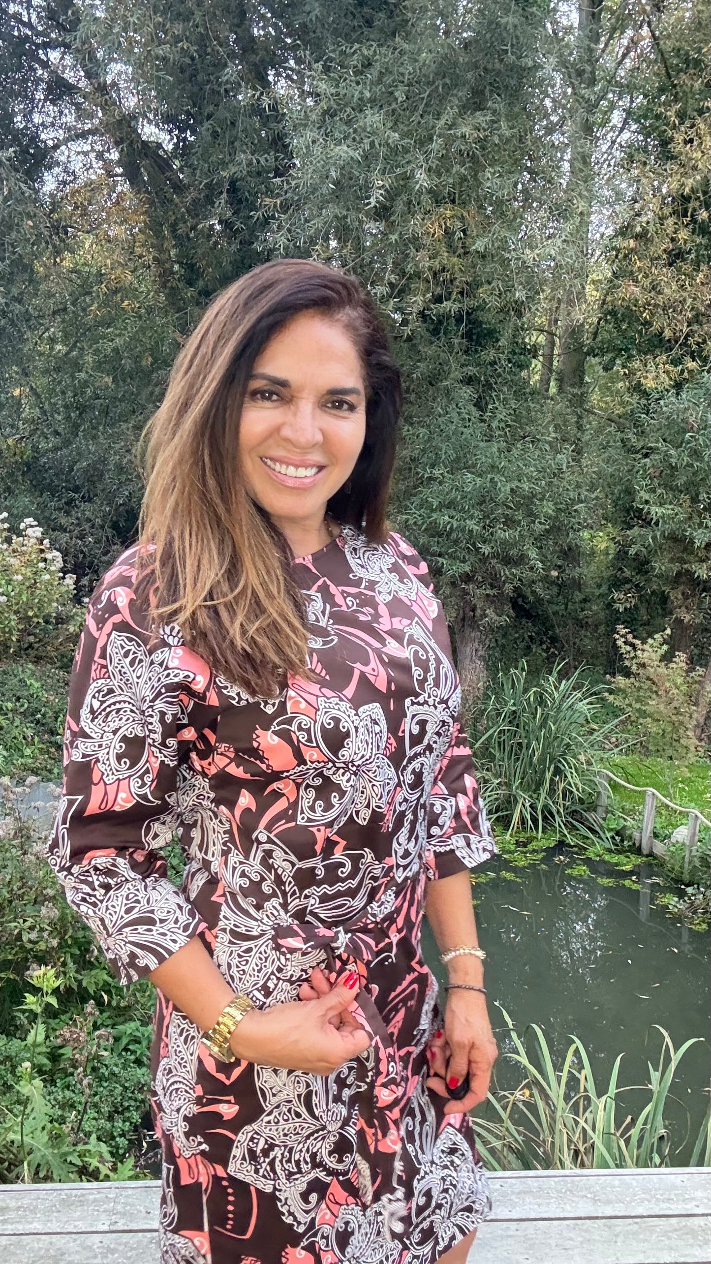 GG129 Mocca Bloom” jurk met taillelint – natuurlijke verfijning